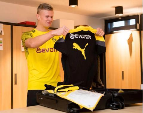 同一天绝代双骄各进一球！以下是媒体对C罗和梅西的...