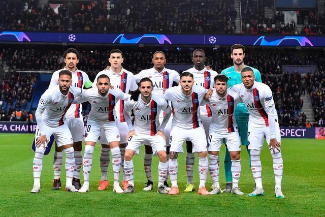 致敬，王刚庆祝足协杯冠军时背后写着：献给我们的主帅塞蒂恩