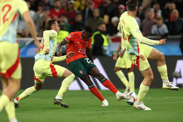 官方：米兰与18岁中场萨拉完成续约；据悉新合同到2030年