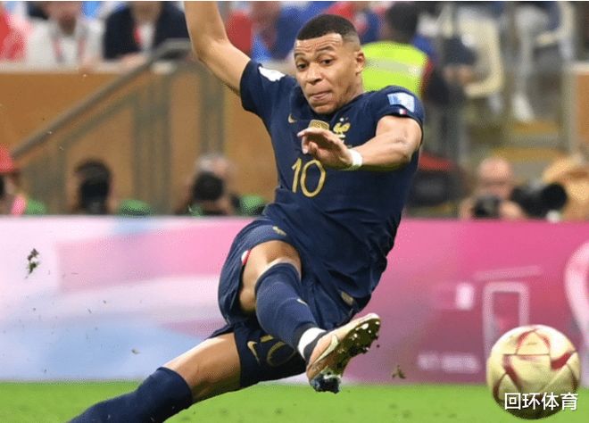 拦都拦不住！对手疑肘击队友，梅西出头“教育”阿根廷老乡